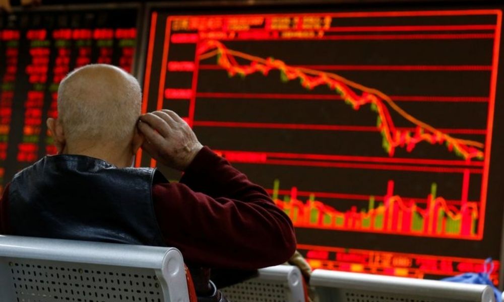 Asian shares tumble as global growth fears mount